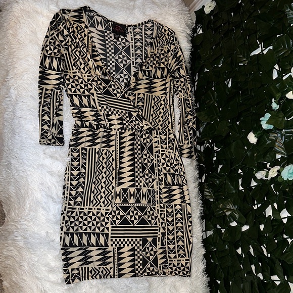Geometric Black and Cream Wrap Dress - Picture 4 of 5